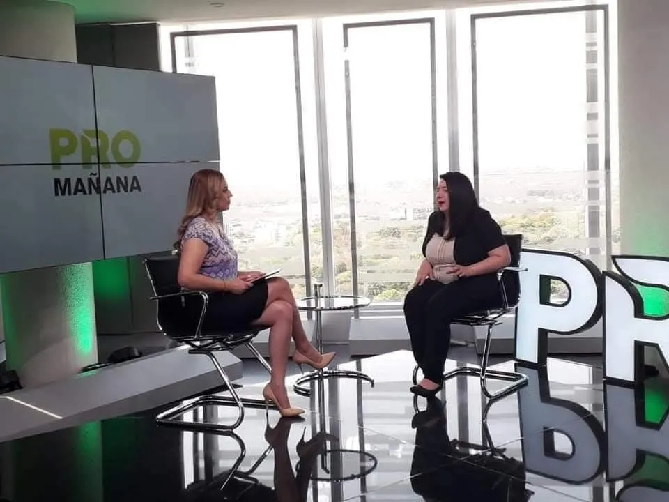 Romi Aldao dando una conferencia frente a su público